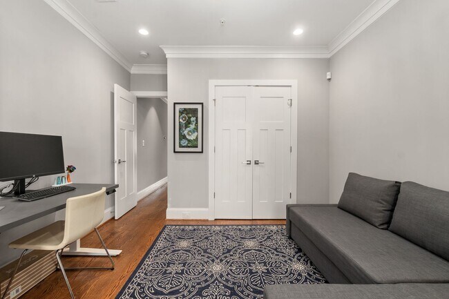 Foto del edificio - Recently renovated 3 bedroom condo in Columbia Heights