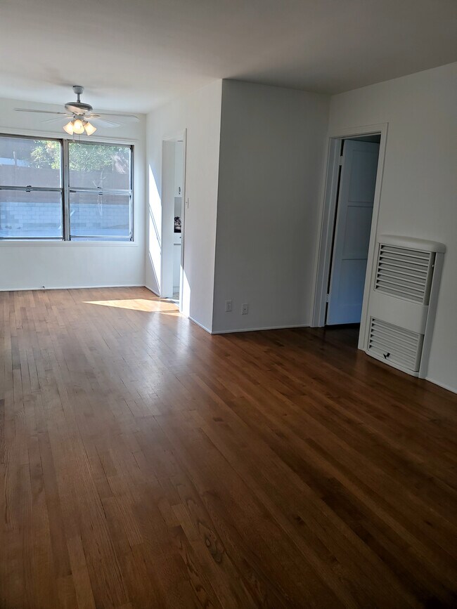 Building Photo - 2505 N Beachwood Dr