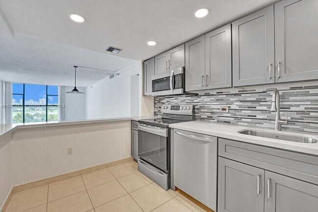 Building Photo - 20505 E Country Club Dr