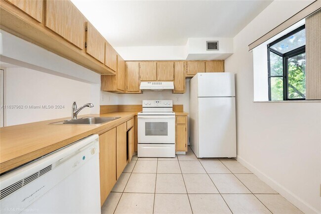 Building Photo - 110 Gardens Dr