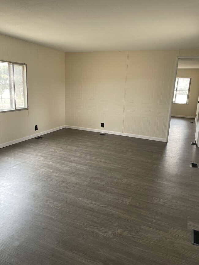 Building Photo - 201 E 5th St