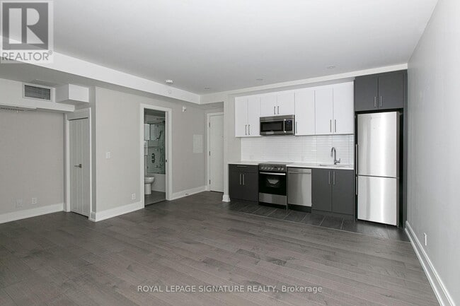 Building Photo - 11-211 Walmer Rd