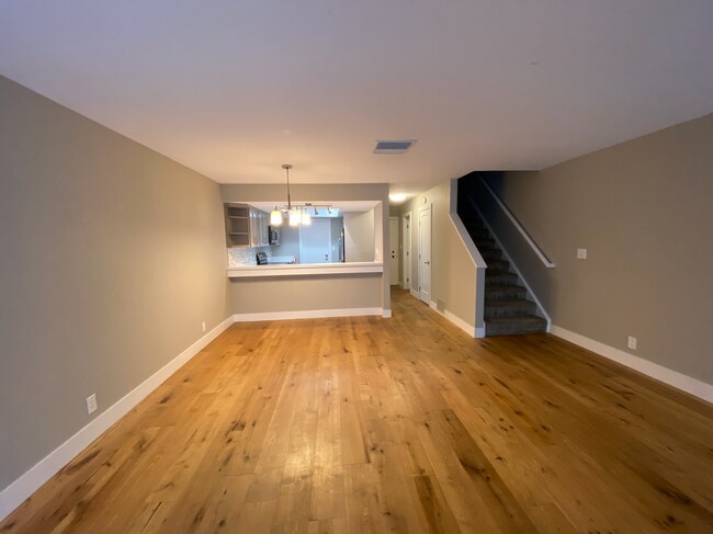 Building Photo - 10 Oak Brook Pl