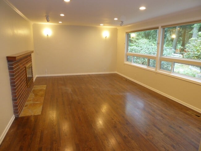 Building Photo - Charming 4 Bed 2.5 Bath + Den Rambler in S...