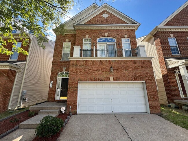 Building Photo - Stunning 4 Bed 3.5 Bath Brick Townhome In ...