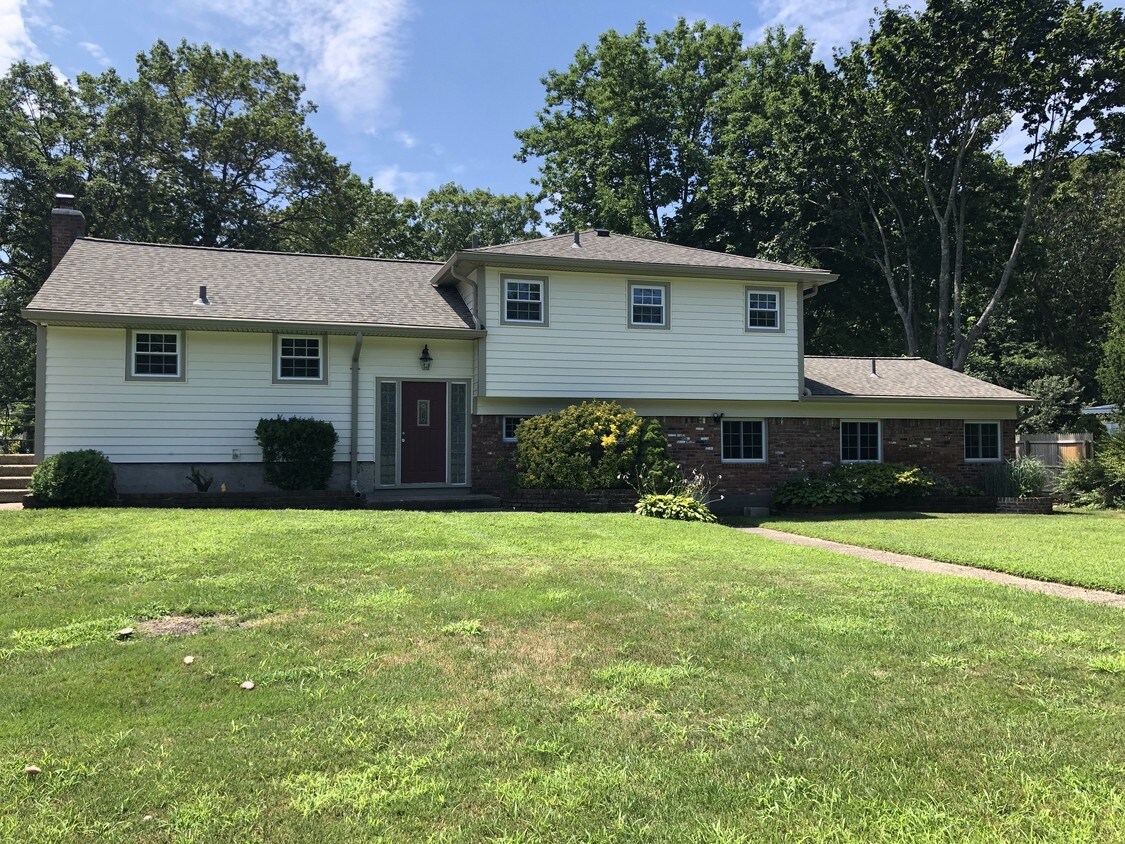644 Veterans Memorial Hwy, Hauppauge, NY 11788 House Rental in