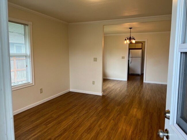 Building Photo - Cozy 2 bedroom 1 bathroom house close to t...