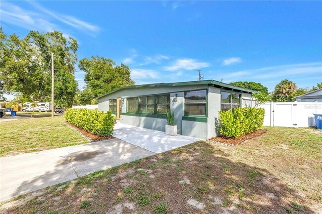 Foto del edificio - 7599 Meadowlawn Dr N