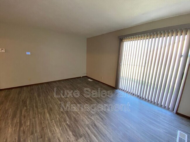 Foto del edificio - 8313 NW 7th St
