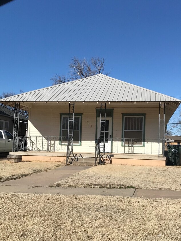 358 W 2nd St, Hoisington, KS 67544 House Rental in Hoisington, KS