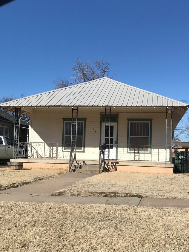 358 W 2nd St, Hoisington, KS 67544 House Rental in Hoisington, KS