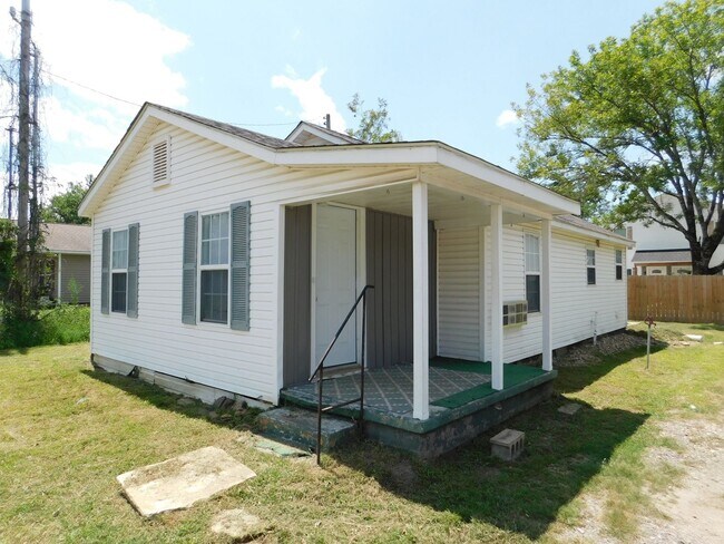Building Photo - Cute 2 Bedroom 1 Bathroom House