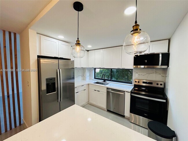 Foto del edificio - 17021 N Bay Rd