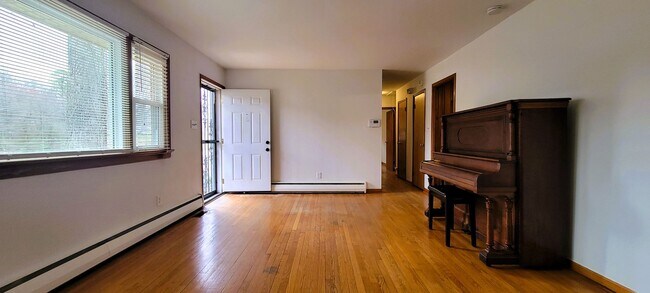 Foto del edificio - Large brick rancher in Chesterfield County with private back yard.