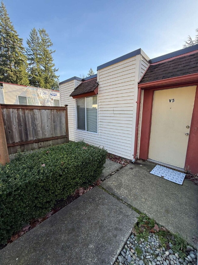 Building Photo - Fairwood Area Condo Available Now!