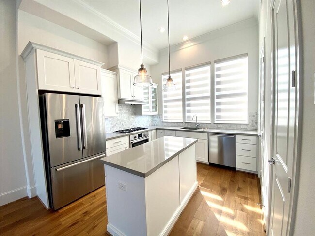 Foto del edificio - 6037 Matthew Oaks Pl