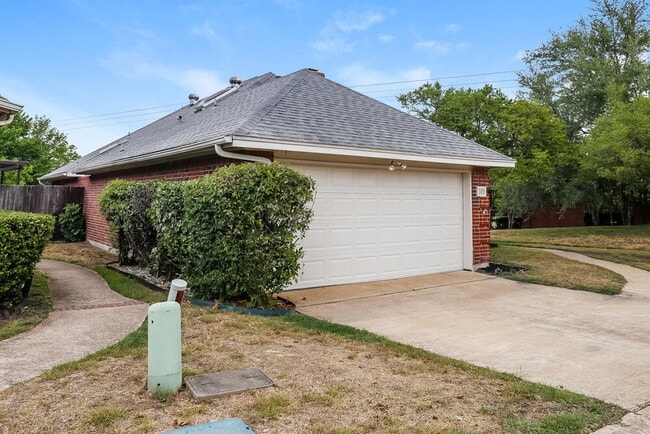Building Photo - 101 Streamside Dr