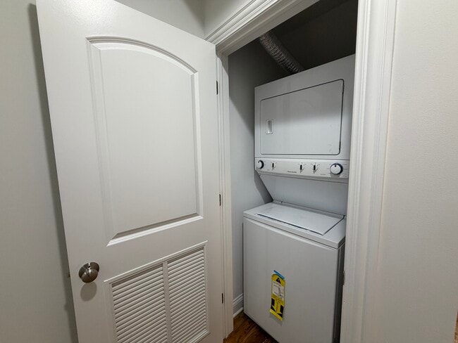 Foto del edificio - 2450 W Diversey Ave