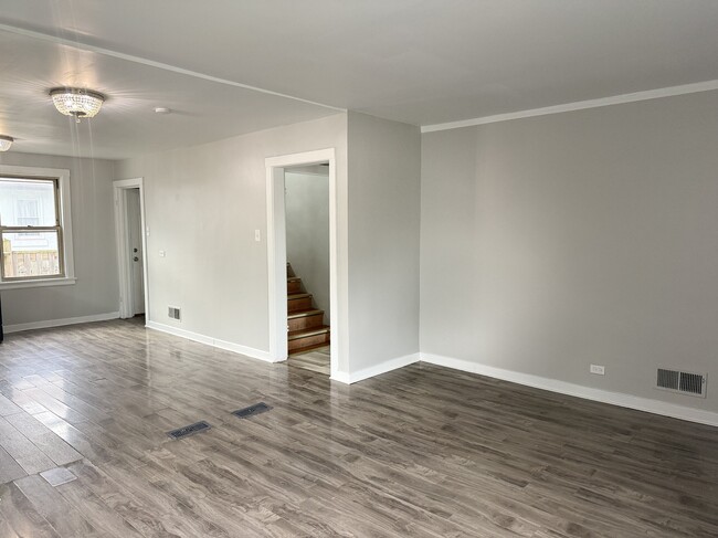 Building Photo - 11004 S Esmond St