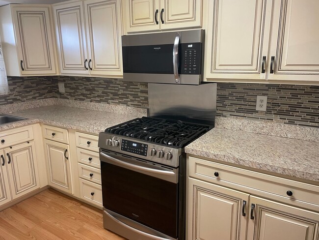 Building Photo - Newly Renovated Condo For Rent in Quaker V...