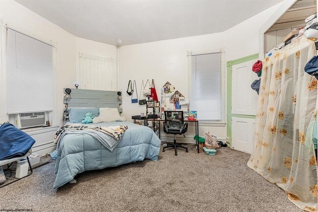Building Photo - Downtown House - 6 Bedroom/ 2 Bathroom Lar...