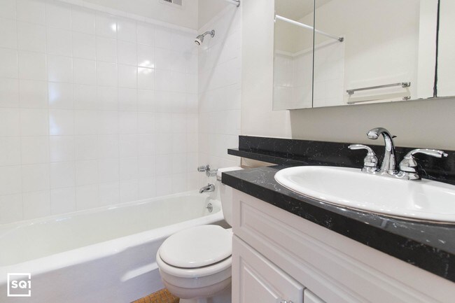 Building Photo - GOLD COAST: High Rise, Pool, Walk-in Closet