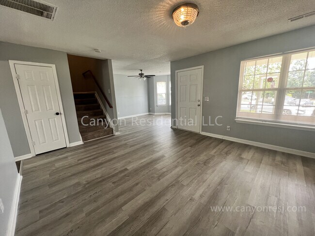 Foto del edificio - Gorgeous three bedroom with 2.5 bath home ...