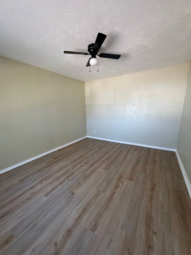 Building Photo - 4 bed 1.5 Bath