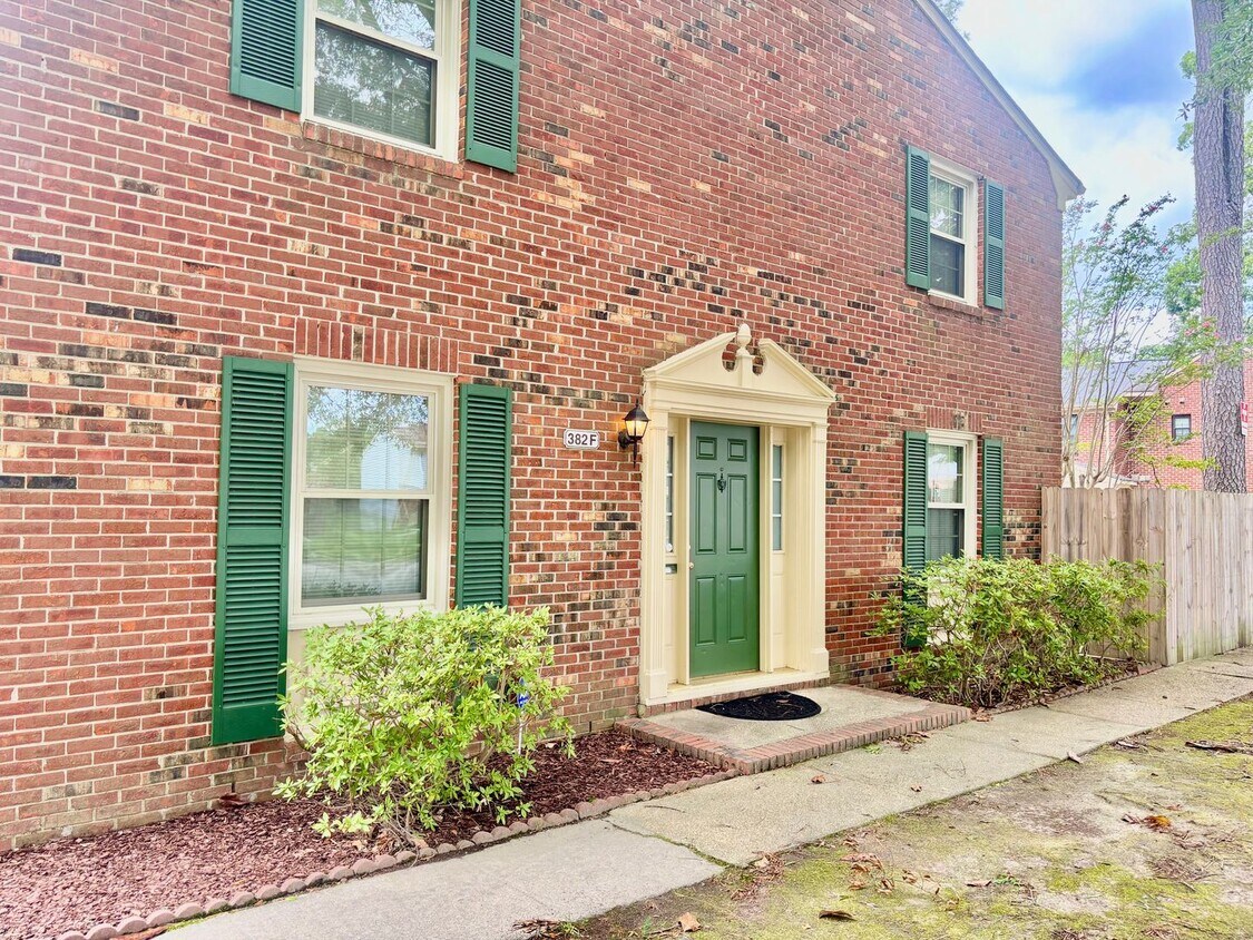 Primary Photo - 3 bedroom/1.5 bathroom-Courthouse Green