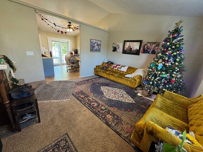 Foto del edificio - Charming 4-Bedroom Home in the Heart of Santa Clara