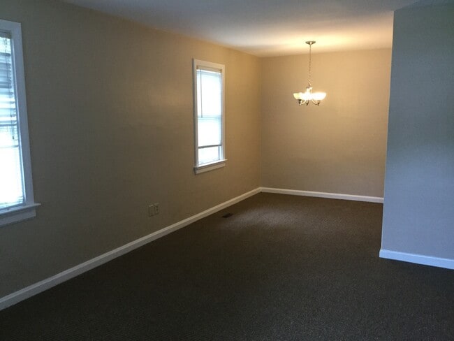 Building Photo - Cute & clean 3 Bedroom/1 Bath House