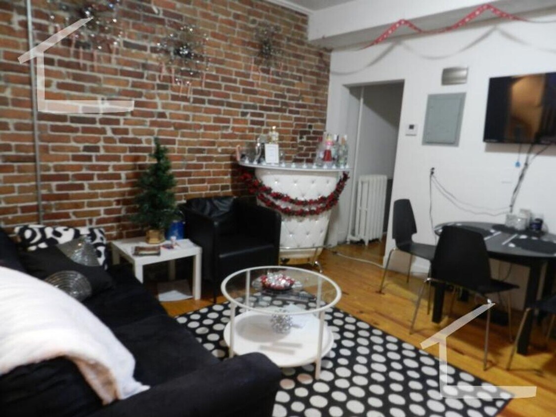 Building Photo - 4 Bed 2 Bath available now