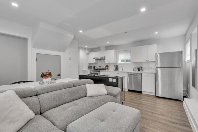 Photo du bâtiment - 443 E 55th Ave