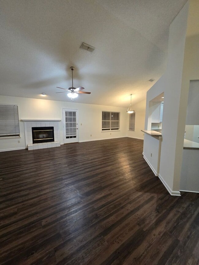 Building Photo - 3 Bedroom 2 Bath at Chimney Lakes