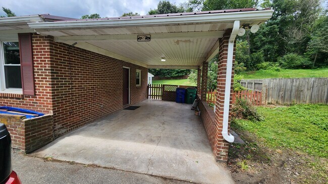 Cochera - 703 Harding Ave