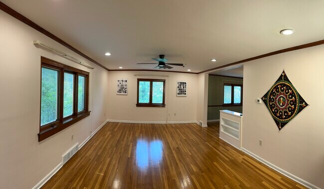 Living room - 762 Robinwood Dr