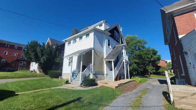 Foto del edificio - 712 W College Ave