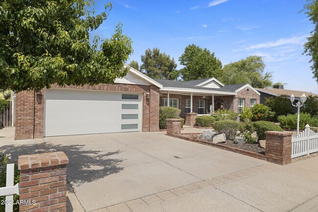 Building Photo - 2128 E Catalina Ave