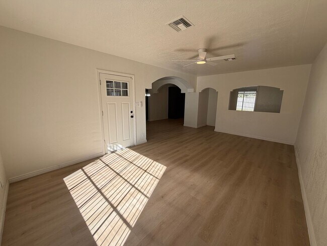 Foto del edificio - Spacious 4 Bed 3 Bath Single-Level Home | RV Gate | Huge Yard | Bright Open Layout