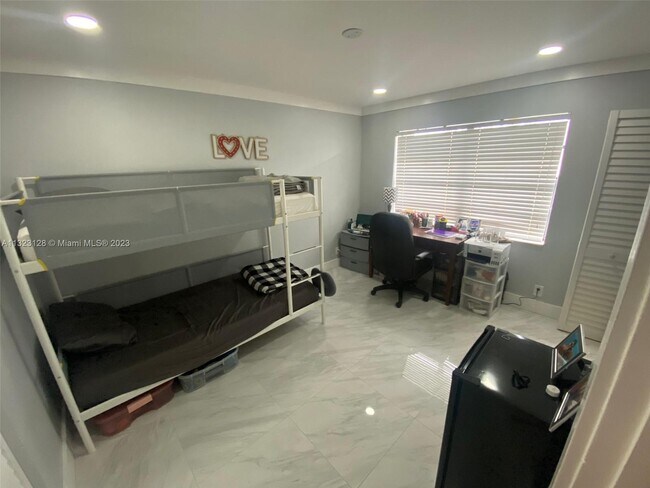 Foto del edificio - 799 Banks Rd