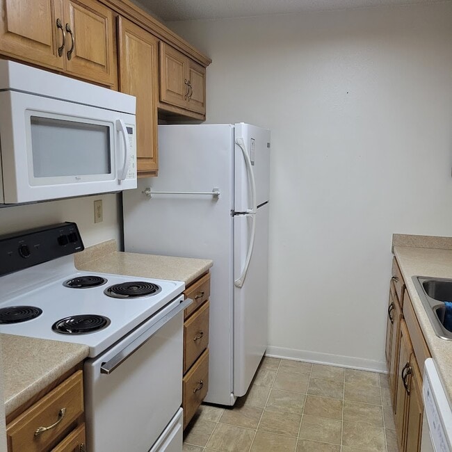 Building Photo - 74 Lakeshore Ct