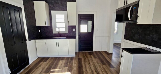 Building Photo - Comfortable & Affordable 2-Bedroom Home