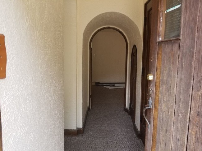 Foto del edificio - 3365 N Sherman Blvd.- Lower 3 Bedroom