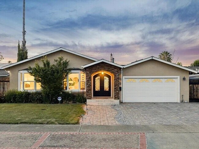 Building Photo - 1569 Duvall Dr