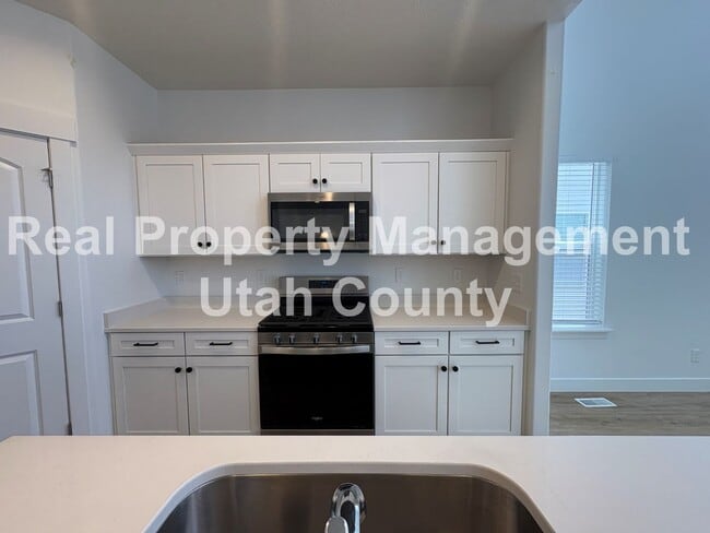 Building Photo - Beautiful Townhome in Lehi