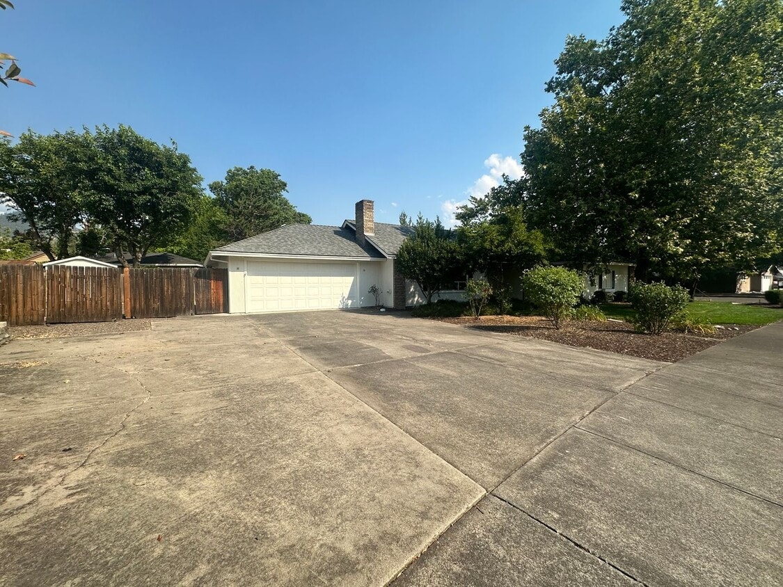 Building Photo - Corner Lot, RV Parking in North Medford!!