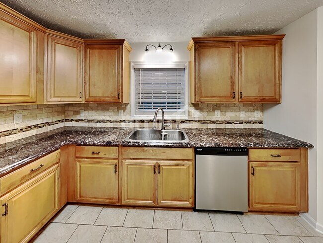 Foto del edificio - 2631 Abbots Glen Dr NW