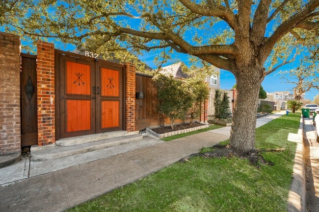 Building Photo - 832 W 27th St