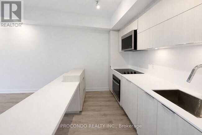 Building Photo - 370 Martha St