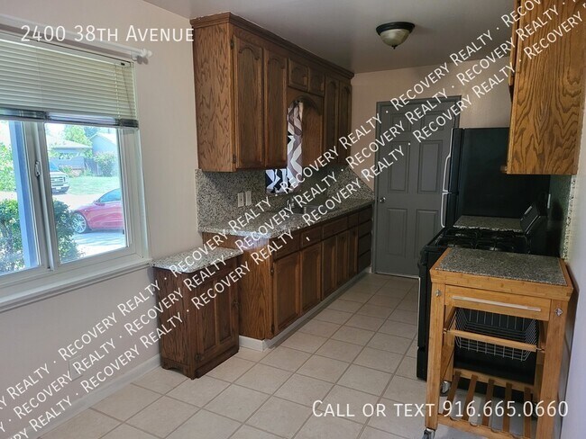 Building Photo - Close to Executive Airport & Great Freeway...